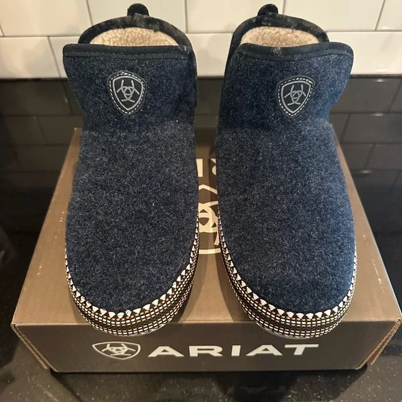 New! ARIAT Bootie Slipper Size 8.5-9 - Picture 2 of 5